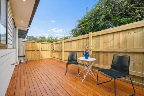 Photo of property in 2/92 Titirangi Road, New Lynn, Auckland, 0600