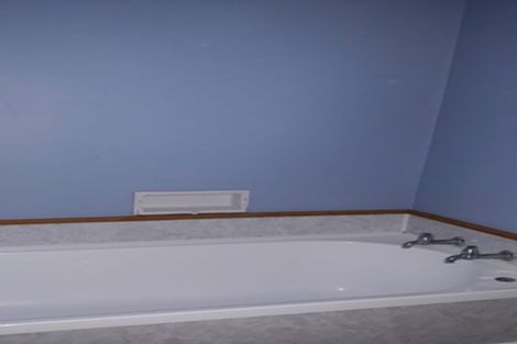 Photo of property in 5 Alder Place, Newlands, Wellington, 6037