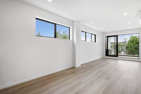 Photo of property in 8/94 Godley Road, Green Bay, Auckland, 0604