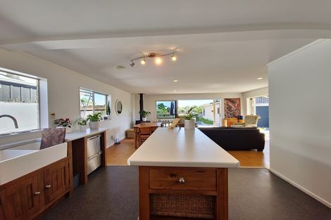 Photo of property in 11 Rodney Avenue, Te Horo Beach, Otaki, 5581