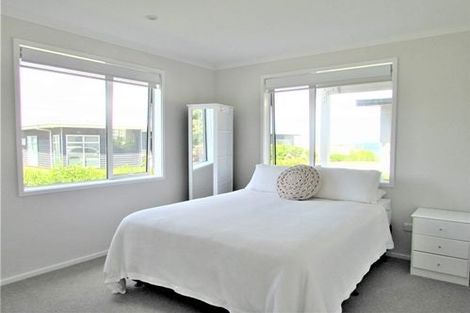 Photo of property in 10 Cromwell Point, Newlands, Wellington, 6037