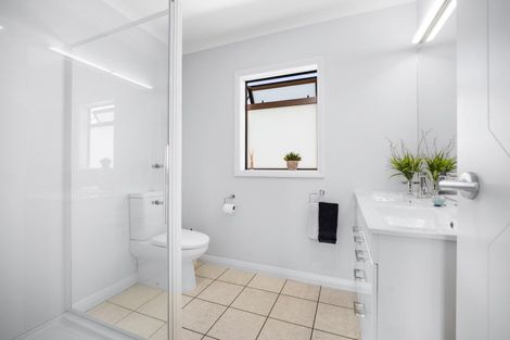 Photo of property in 1 Holcombrooke Lane, Welcome Bay, Tauranga, 3175