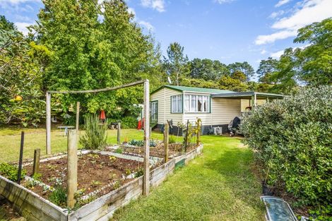 Photo of property in 100 Bethells Road, Waitakere, Henderson, 0781