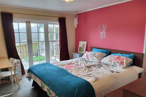 Photo of property in 27 Ngahere Street, Stokes Valley, Lower Hutt, 5019