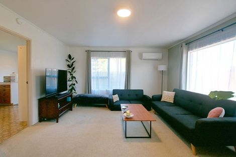 Photo of property in 2/13 Frank Evans Place, Henderson, Auckland, 0610