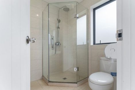 Photo of property in 34a Sovereign Place, Glenfield, Auckland, 0629