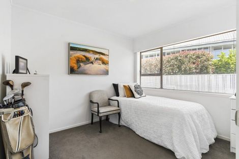 Photo of property in 2/7 Pounamu Place, Shelly Park, Auckland, 2014