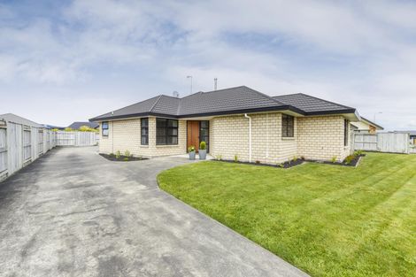 Photo of property in 8 Medallion Court, Kelvin Grove, Palmerston North, 4414