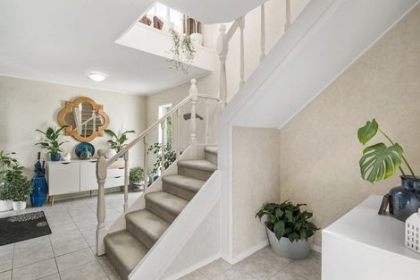 Photo of property in 26 Holdaway Avenue, Northcote, Auckland, 0627