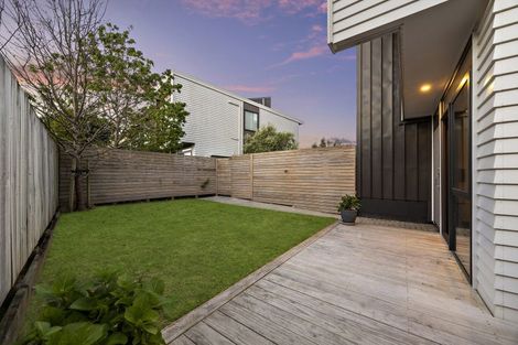 Photo of property in 13/15 Chivalry Road, Glenfield, Auckland, 0629