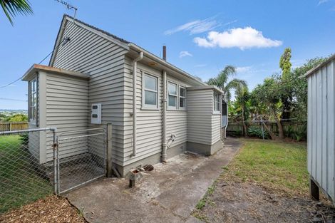 Photo of property in 17 Blacklock Avenue, Henderson, Auckland, 0612