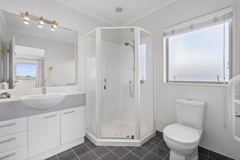 Photo of property in 60 Chesterfield Way, Orewa, 0931