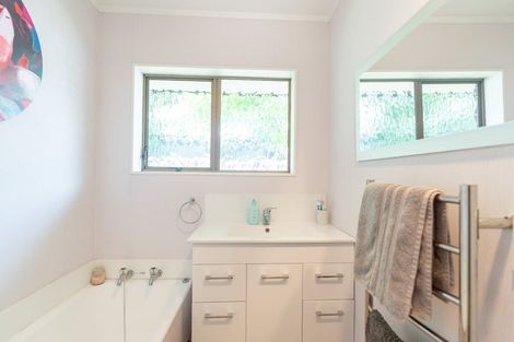 Photo of property in 4 Truscott Grove, Awapuni, Palmerston North, 4412