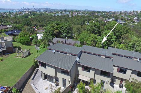 Photo of property in 2/71 Pupuke Road, Northcote, Auckland, 0627