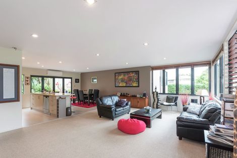 Photo of property in 2/71 Pupuke Road, Northcote, Auckland, 0627