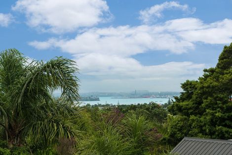 Photo of property in 2/71 Pupuke Road, Northcote, Auckland, 0627