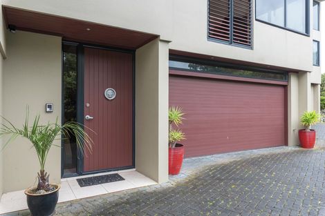 Photo of property in 2/71 Pupuke Road, Northcote, Auckland, 0627