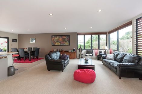 Photo of property in 2/71 Pupuke Road, Northcote, Auckland, 0627