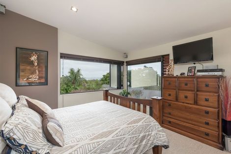 Photo of property in 2/71 Pupuke Road, Northcote, Auckland, 0627