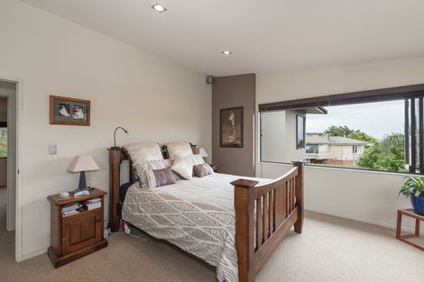 Photo of property in 2/71 Pupuke Road, Northcote, Auckland, 0627