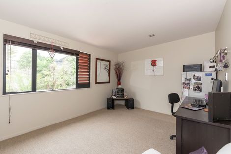 Photo of property in 2/71 Pupuke Road, Northcote, Auckland, 0627