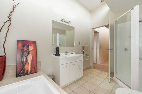 Photo of property in 2/71 Pupuke Road, Northcote, Auckland, 0627