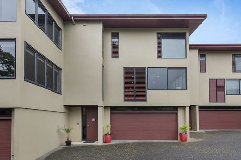 Photo of property in 2/71 Pupuke Road, Northcote, Auckland, 0627