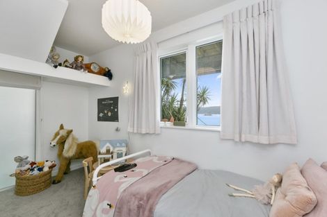 Photo of property in 11 Fortification Road, Karaka Bays, Wellington, 6022