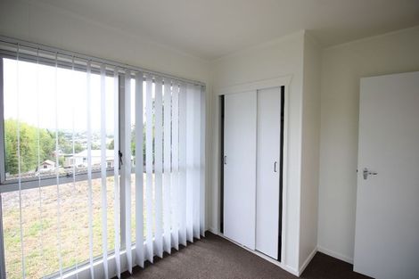 Photo of property in 2/587 Glenfield Road, Totara Vale, Auckland, 0629