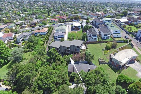Photo of property in 2/71 Pupuke Road, Northcote, Auckland, 0627