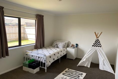 Photo of property in 3 Fred White Drive, Kumeu, 0810