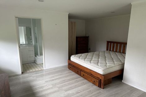 Photo of property in 31 Masterton Road, Rothesay Bay, Auckland, 0630