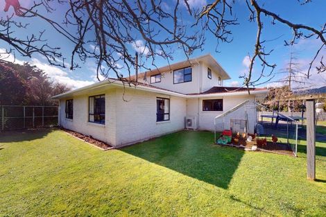 Photo of property in 292 Heatherlea Road East, Levin, 5571