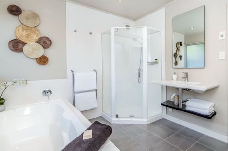 Photo of property in 42 Ravenwood Drive, Forrest Hill, Auckland, 0620