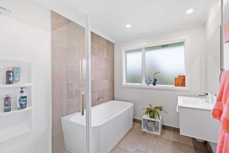 Photo of property in 69 Johnstone Drive, Fitzherbert, Palmerston North, 4410