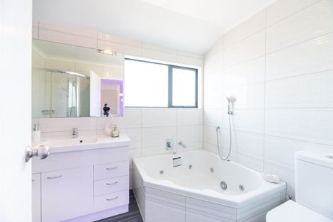 Photo of property in 63 Lake Panorama Drive, Henderson, Auckland, 0612