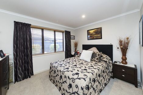 Photo of property in 34 Cyprus Place, Fitzherbert, Palmerston North, 4410