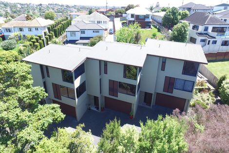 Photo of property in 2/71 Pupuke Road, Northcote, Auckland, 0627