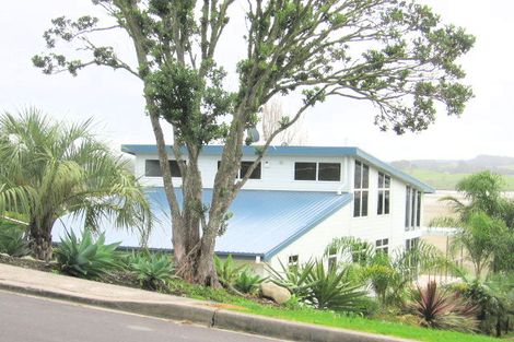 Photo of property in 42 Pohutukawa Avenue, Red Beach, 0932