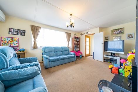 Photo of property in 6 Worcester Place, Cannons Creek, Porirua, 5024