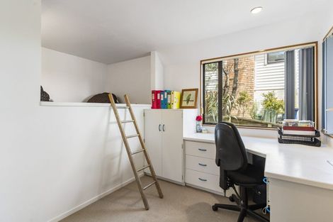 Photo of property in 8 Webb Place, Forrest Hill, Auckland, 0620