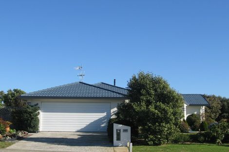 Photo of property in 32 Guildford Drive, Paraparaumu, 5032