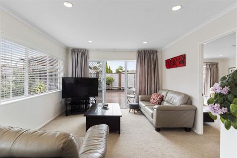Photo of property in 6 Corta Bella Place, Golflands, Auckland, 2013