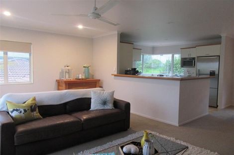 Photo of property in 8a Margaret Henry Crescent, Oteha, Auckland, 0632