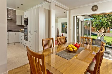 Photo of property in 212 East Coast Road, Forrest Hill, Auckland, 0620