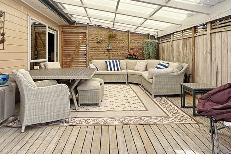 Photo of property in 8a Hauraki Crescent, Pinehill, Auckland, 0632