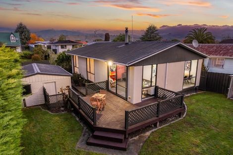 Photo of property in 33 Hartford Crescent, Totara Park, Upper Hutt, 5018