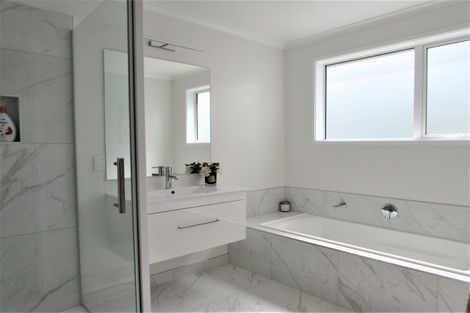 Photo of property in 10 Cromwell Point, Newlands, Wellington, 6037