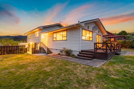 Photo of property in 32 Seymour Grove, Kingsley Heights, Upper Hutt, 5018
