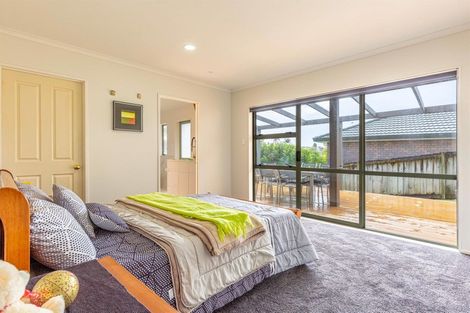 Photo of property in 6 Hogarth Rise, West Harbour, Auckland, 0618